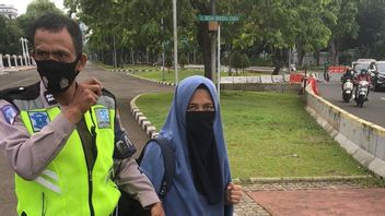 A Woman With A Veil Of Todong Pistol To Paspamres In Front Of The Palace It Turned Out That North Jakarta Koja Residents