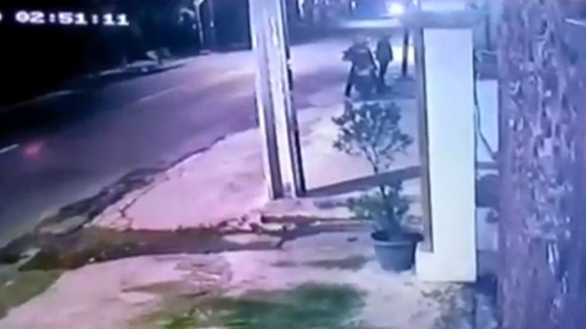 泥棒のギャングがダートバイクを奪いながら発砲する中、無傷でカクンのコスコーサンガード