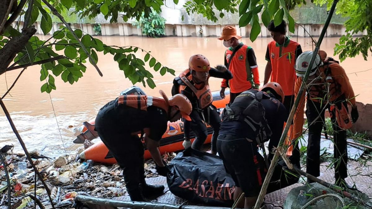 一名少年的尸体被发现漂浮在Angke Kembangan河,SAR小组称受害者溺水
