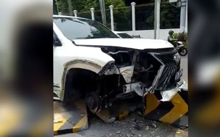 Tabrak Pembatas Jalur TransJakarta, Mobil Lexus Ringsek di Depan Pintu Tol Senayan