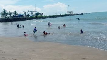 Ciantir Lebak海滩突然被海浪卷起,雅加达原住民游客死亡