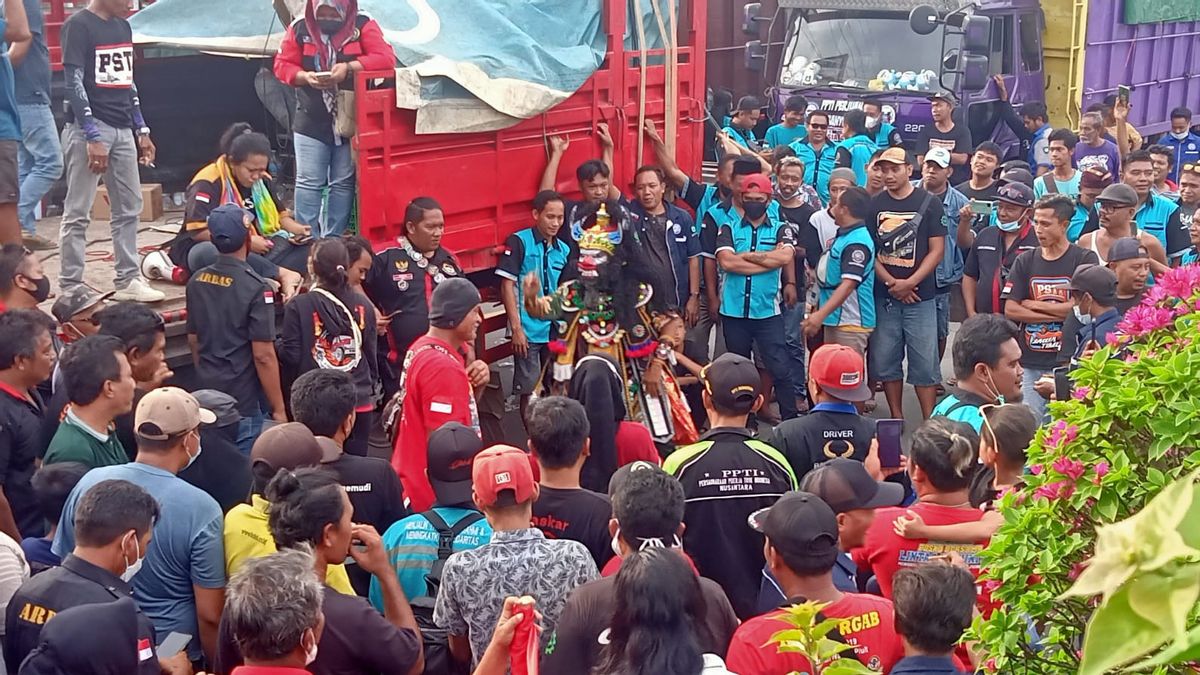 卡车司机封锁Banyuwangi Ketapang港口的道路，Lamongan居民被困在交通中5小时