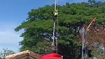 Tali Bendera Lepas, Anggota Polsek Juwangi Panjat Tiang 10 Meter