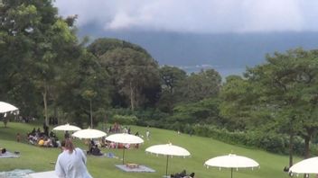 Bedugul Bali Botanical Gardens Crowded With Domestic Tourists