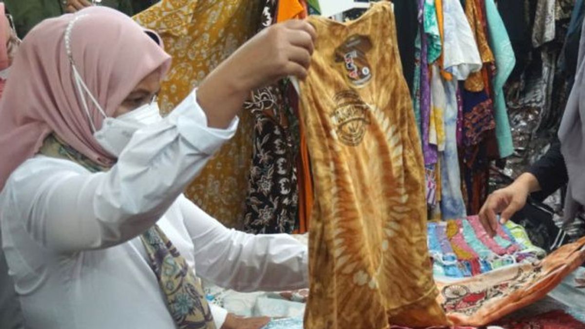 Iliana夫人在Beringharjo市场购买蜡染面料和吊带包，花费180万印尼盾