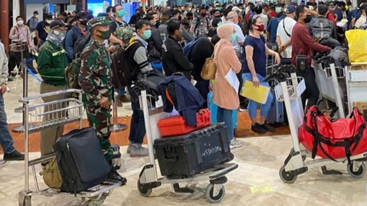 Bandara Soekarno-Hatta Mesti Perbaiki SOP Penerbangan atau Penularan COVID-19 Makin Merebak