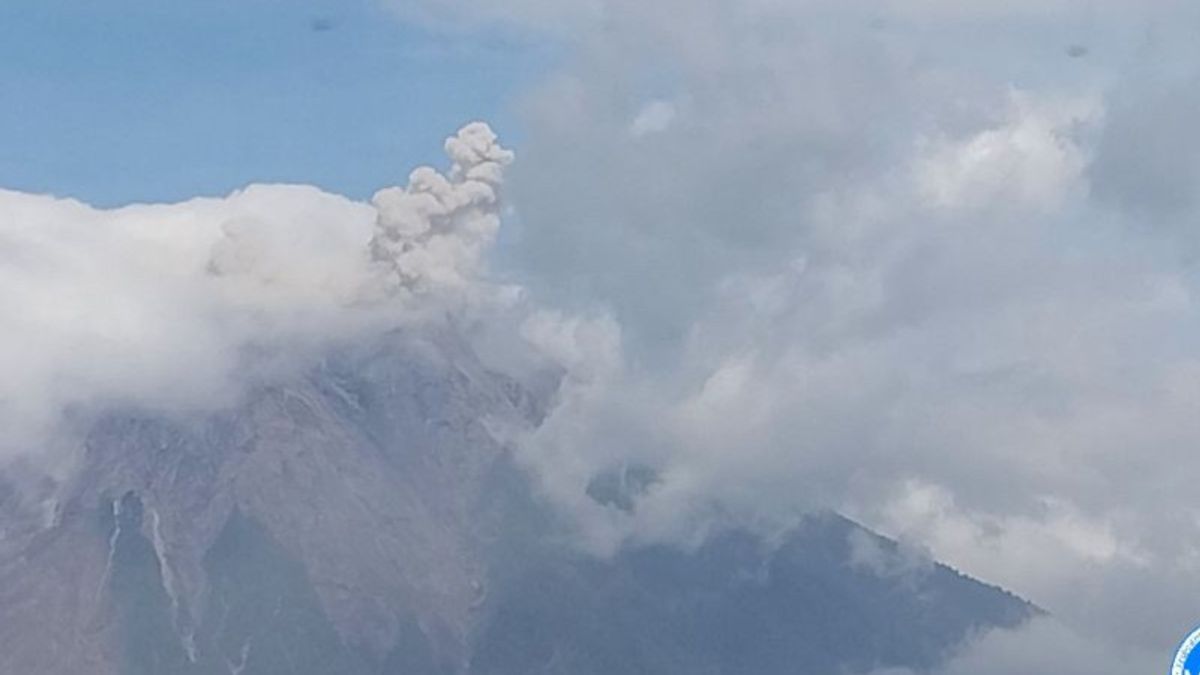 セメルーは再び震え、火山灰は北東に流れます