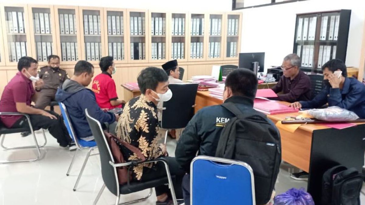 NTB Police Hand Over Two Suspects Of Begal And Evidence To The Lombok District Attorney