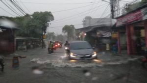 Diguyur Hujan Deras, Sejumlah Wilayah di Kota Surabaya Terendam Banjir