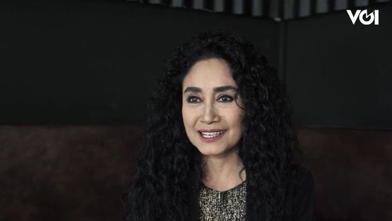 VIDEO: The Story Of Indonesia's First Lady Rocker, Sylvia Saartje Part 1: Rockers Are Humans Too