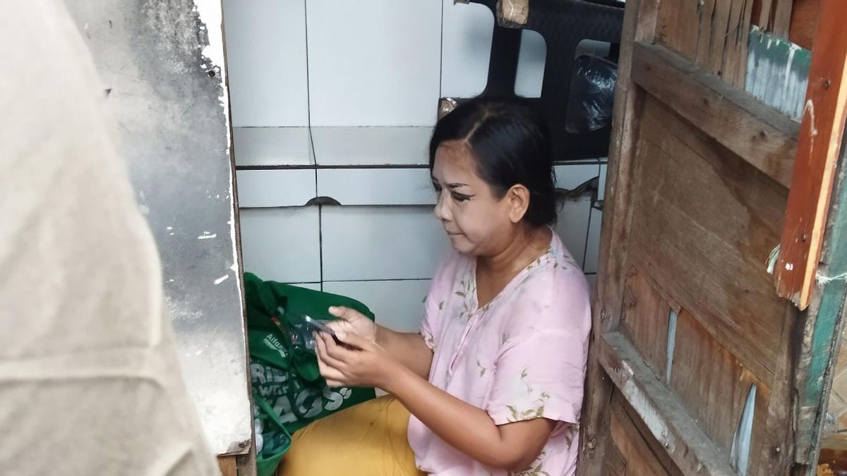 Wanita WN Ukraina Tinggal di Pos Keamanan Pertokoan Selama 7 Hari