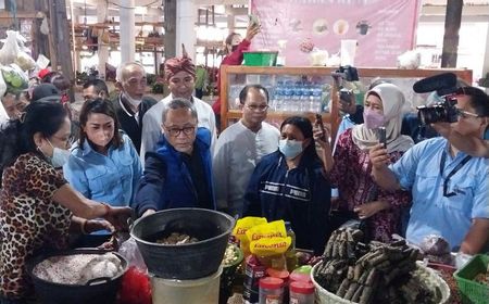 Mendag Zulhas Tinjau Pasokan dan Harga Bahan Pokok di Pasar Kasih Kupang