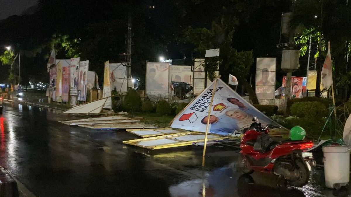 Diikat di Pagar Besi Taman, Baliho Caleg Partai Gerindra Ambruk di Cilandak Sebabkan Kerusakan Fatal