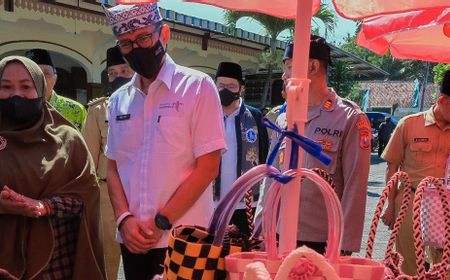 Menteri Sandiaga Janji Turun Tangan Bantu Promosi hingga Izin UMKM Batik di Banyuwangi