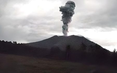 Gunung Ibu Halmahera Malut Erupsi Setinggi 1,5 Kilometer