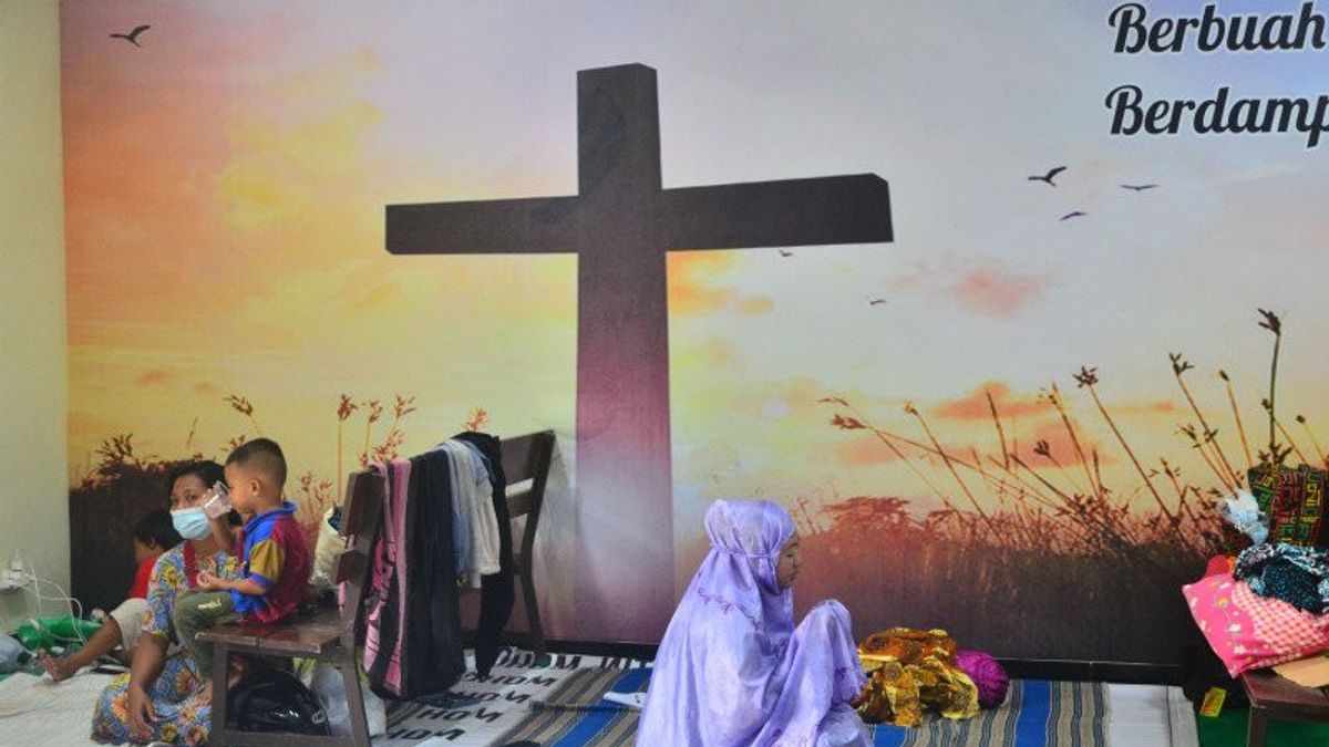 Photo Virale Des Femmes Musulmanes Priant Dans La Régence Kudus D’église, Java Central