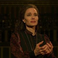 Putri Angelina Jolie Lulus Kuliah, Tidak Pakai Nama Brad Pitt Saat Wisuda