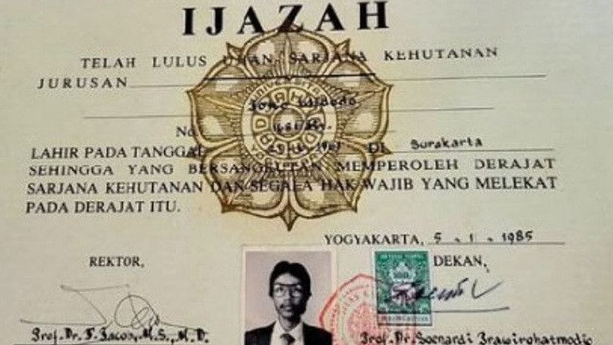 由于伪造文凭案件尚未完成，佐科威的政治存在继续受到保护