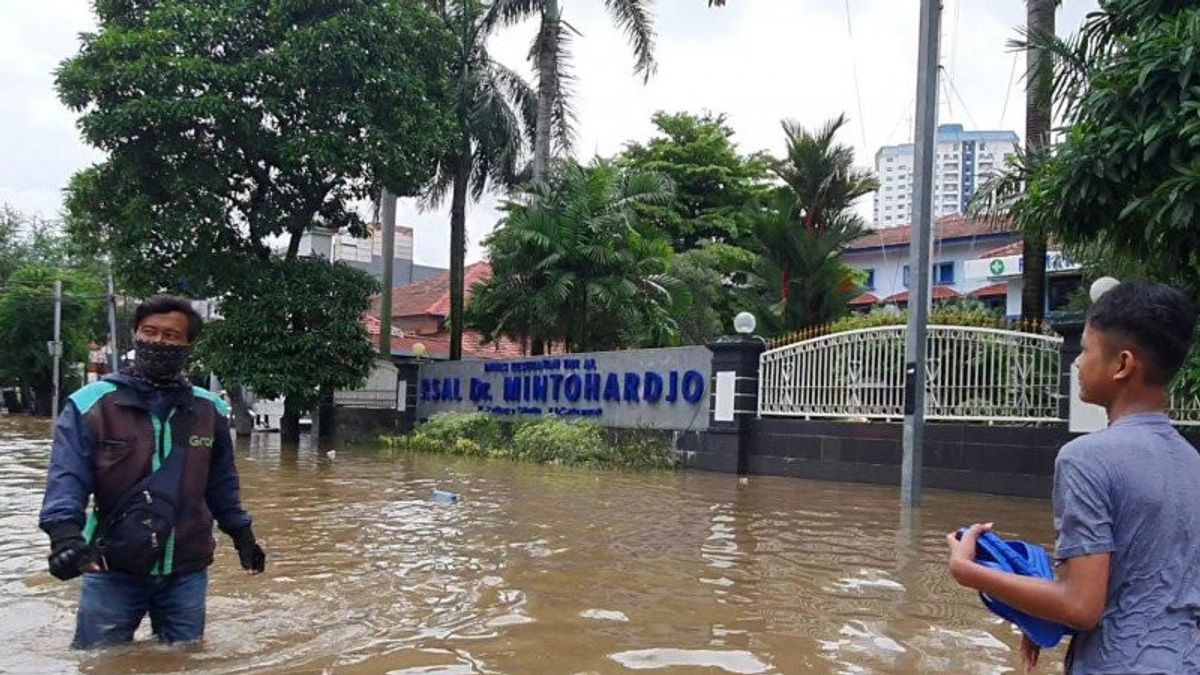 These 3 Celebrities Gives Unusual Responds Regarding The Floods In Jakarta
