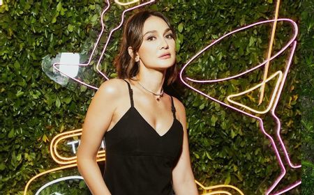 5 Potret Gemas Luna Maya Kenakan Dress Hitam saat Menghadiri Grand Opening Coach Restoran