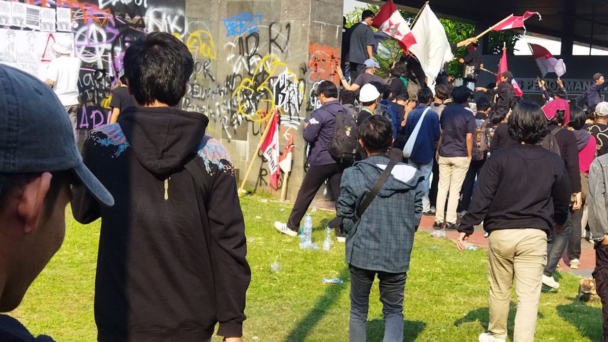 12 membres de la police de Jakpus ont été touchés par des pierres lorsqu’ils étaient en garde dans le bâtiment de la Chambre des représentants indonésienne