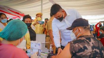 棉兰市长鲍比·纳苏提翁：加速接种疫苗是控制COVID-19的关键