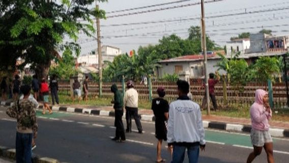 ケボン・シンコンの住民は、戦闘を防ぐために提起されたI Gusti Ngurah Rai Roadの障壁を展示するよう求めています