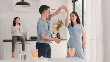 10 Effective Ways To Balance Love Relations And Family Life