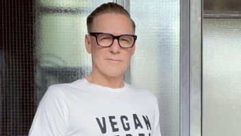 Dalam Sebulan, Bryan Adams Positif COVID-19 Dua Kali