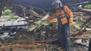 PLN因山洪暴发而在松巴哇省NTB停电,还剩下2个变电站等待水退去