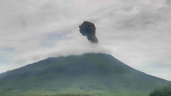 Mount Ili Lewotolok Vomits Lava For 2 Kilometers