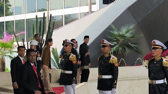 Jokowi Attends The MPR Annual Session Wearing Betawi Traditional Clothing