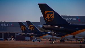 Pesawat Kargo UPS Jatuh dan Meledak di Kentucky, 7 Orang Tewas