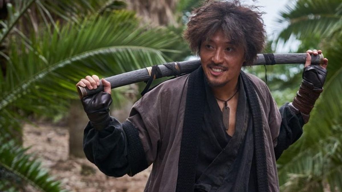 Being A Pirate, Kang Ha Neul Is Clumsy With His New Hairstyle
