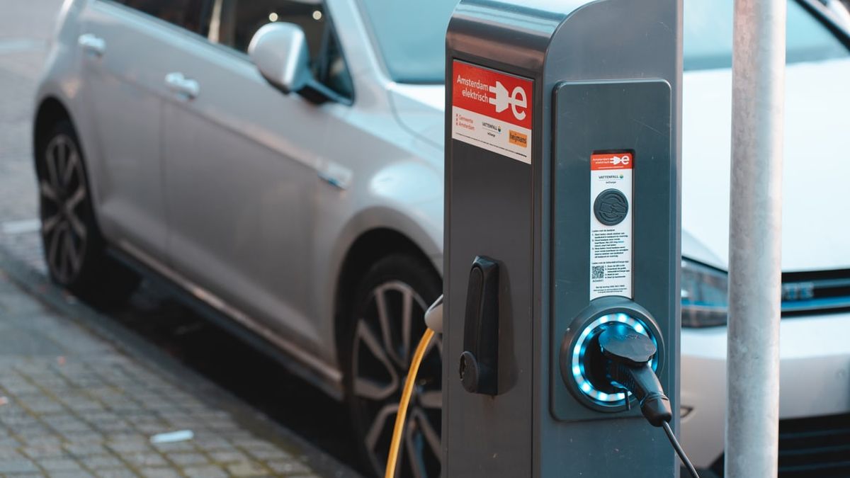 Electric Car Interest Soars, Connected Curb Targets 190,000 Electric Charging Stations In UK