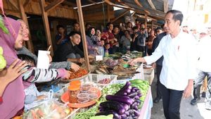 ジョコウィ大統領ブルスカンからカルテン州ベーリンギンブントック市場へ、主食の価格が安定していることを確認する