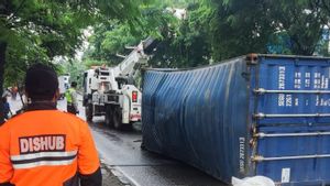 Kontainer Peti Kemas Bermuatan 28 Ton Terbalik di Kawasan Jakut