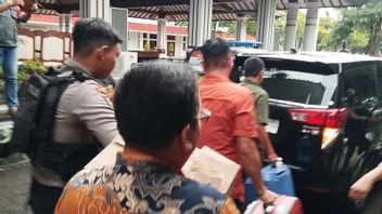 KPK, 수데보 부령 사무실과 바페르마데스 파티 사무실을 샅샅이 뒤졌다.