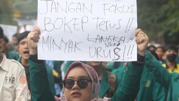 Students Demand Jokowi's Government While Bringing Posters That Say 