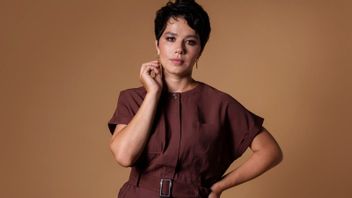 技巧将时尚界流行的热带埃斯雷索巧克力色服装结合起来