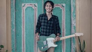 Musisi Beraksi! Eross Candra Lelang Gitar Kesayangan untuk Donasi ke Palestina