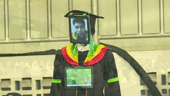 L’UNJ Utilise Un Robot De Remplacement étudiant Pour La Procession De Graduation