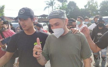 Gary Iskak Masih Sempat Angkat Jempol Saat Digiring Polisi Bandung Usai Pesta Narkoba