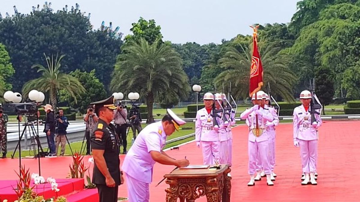 سلم أنديكا بيركاسا رسميا منصب قائد القوات المسلحة الإندونيسية إلى يودو مارغونو