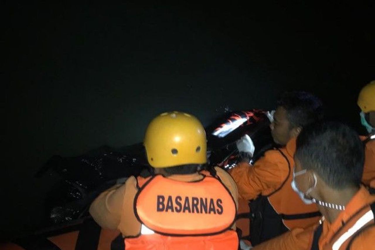 Loading And Unloading Worker Who Fell Into The Sea At Belawan Port, North Sumatra, Found Dead