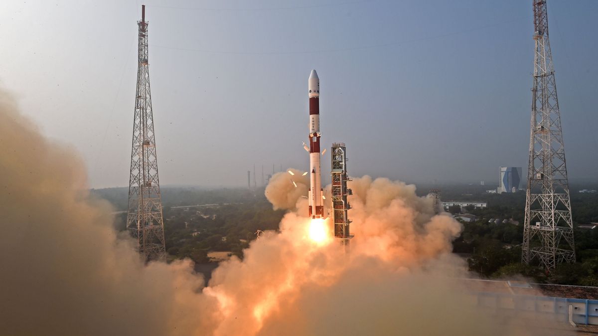 Badan Antariksa India Luncurkan Satelit Pengamat Lubang Hitam
