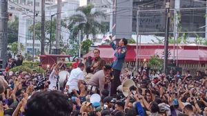 Mensesneg Temui Mahasiswa yang Demo di Patung Kuda, Jamin Aspirasi Bakal Didengar Prabowo