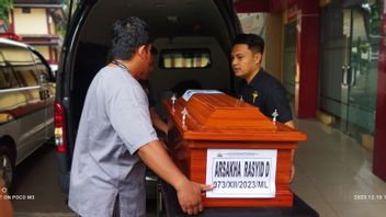 4箱坎当父亲受害者的棺材,使用2辆警察医院救护车运送到Perigi Sawangan TPU
