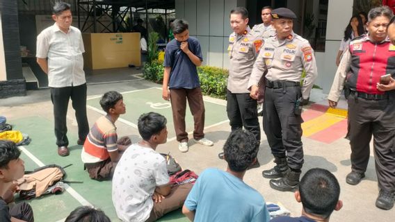 Blottis dans une échoppe à côté de PT JIEP KIP Cakung, 49 élèves qui séchaient l'école ont été emmenés au poste de police.