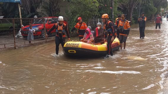 15時間後、シレドゥグ・インダ・タンゲランの洪水は後退し始めた。